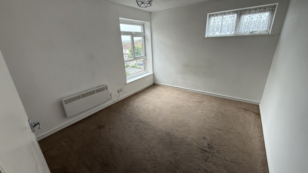 Lot: 12 - ONE-BEDROOM FLAT WITH SHARE OF FREEHOLD - Internal image of bedroom